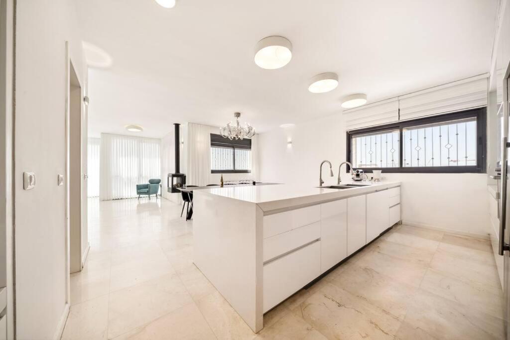 Penthouse Near Machne Yehuda With Jacuzzi Apartment